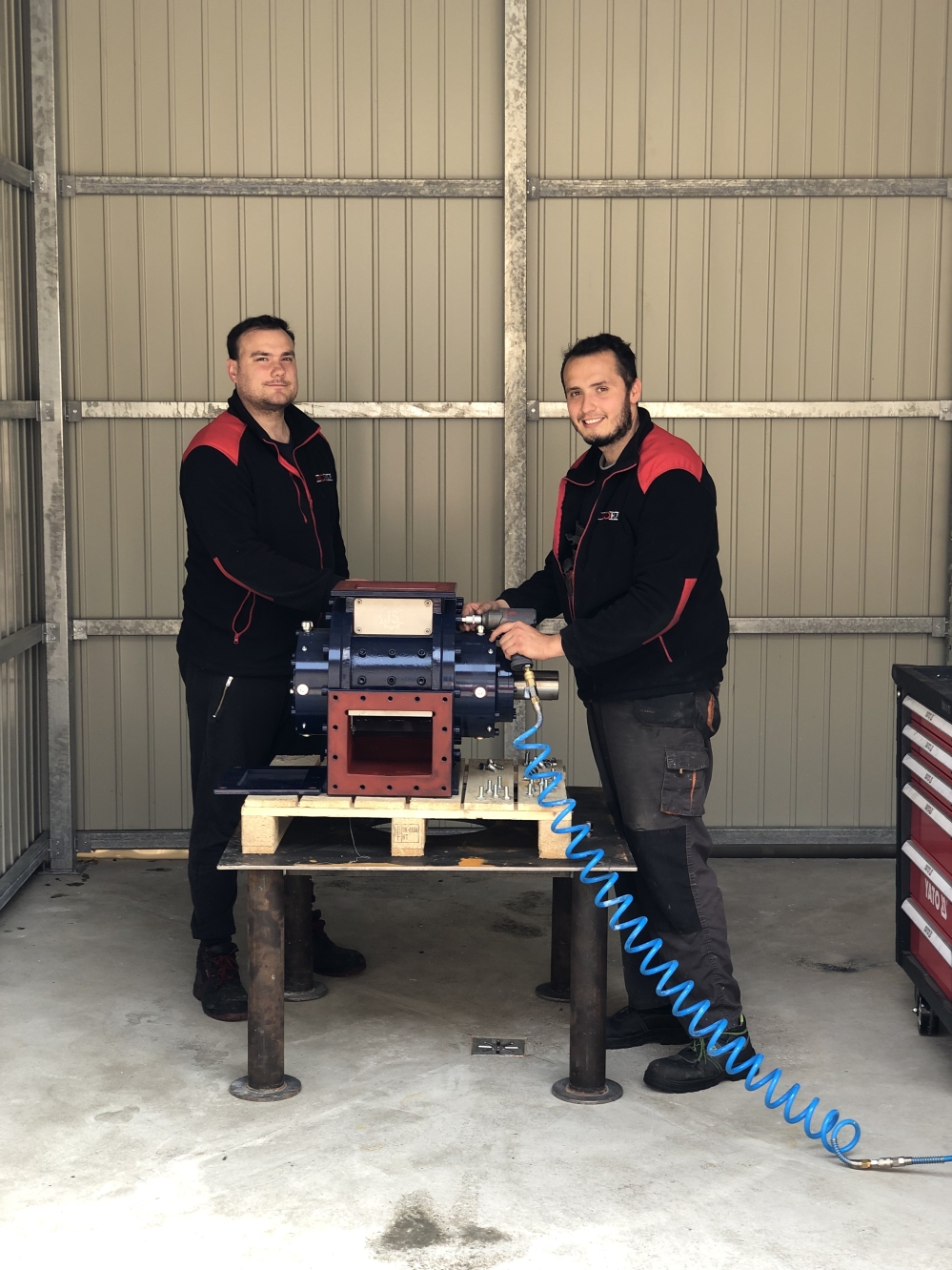 5 kluczowych czynności serwisowych, które przedłużą życie Twojej pompy przemysłowej - Pompy przemysłowe to jeden z najważniejszych elementów infrastruktury w zakładach produkcyjnych, oczyszczalniach czy elektrowniach. Od ich sprawnego działania zależy ciągłość procesów, bezpieczeństwo instalacji i realne oszczędności. Niestety, wiele awarii to efekt zaniedbań i braku regularnych działań serwisowych. Sprawdź, które czynności konserwacyjne mają istotne znaczenie i jak wdrożyć je w praktyce, aby przedłużenie żywotności pompy przemysłowej stało się standardem, a nie wyjątkiem.
